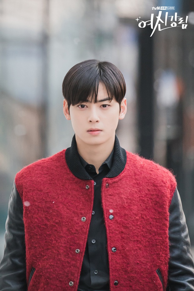 4 sao Hàn và tủ đồ siêu chán trên phim: Cha Eun Woo như mượn đồ của bố, Han So Hee kém sang hẳn luôn! - Ảnh 5. 4 sao Hàn và tủ đồ siêu chán trên phim: Cha Eun Woo như mượn đồ của bố, Han So Hee kém sang hẳn luôn! - Ảnh 5.