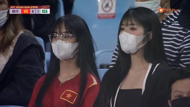 Góc fan cứng ông chú Tấn Trường, Quỳnh Alee và Gấm Kami đến tận sân Mỹ Đình để cổ vũ ĐT Việt Nam - Ảnh 1.