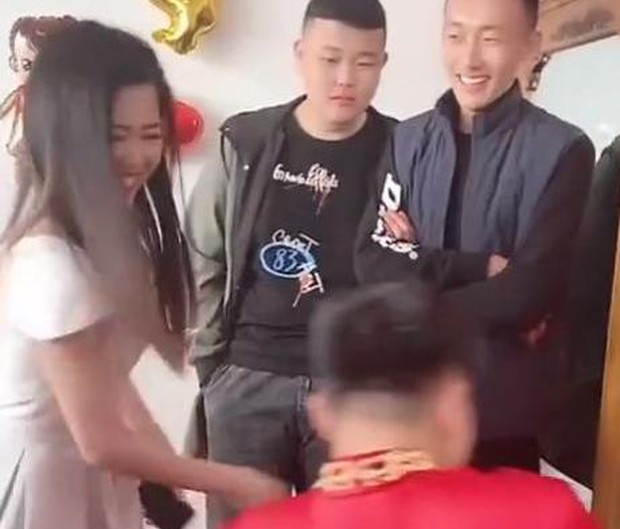 Chú rể cố tình hôn môi phù dâu trước mặt bao người, dân mạng tranh cãi gay gắt về phản ứng của cô dâu ngay bên cạnh - Ảnh 4.