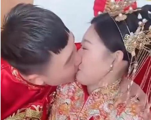 Chú rể cố tình hôn môi phù dâu trước mặt bao người, dân mạng tranh cãi gay gắt về phản ứng của cô dâu ngay bên cạnh - Ảnh 5.