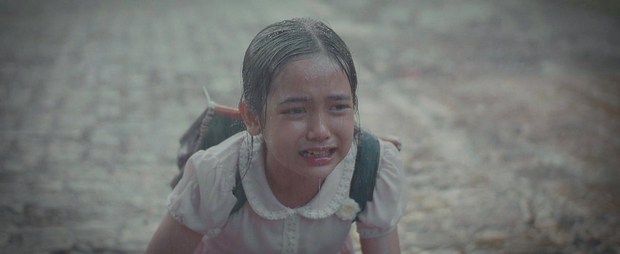 Nhói lòng cảnh mẹ trẻ bán thân lấy tiền, con gái dầm mưa khóc nức nở ở Thương Ngày Nắng Về tập 2 - Ảnh 4.