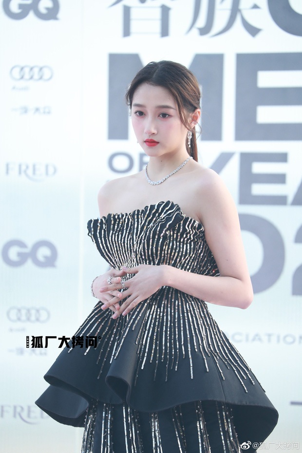 Quan Hiểu Đồng diện váy Haute Couture mà vẫn mờ nhạt, nghe stylist giải thích chẳng biết nên thương hay nên trách - Ảnh 4. Quan Hiểu Đồng diện váy Haute Couture mà vẫn mờ nhạt, nghe stylist giải thích chẳng biết nên thương hay nên trách - Ảnh 4.
