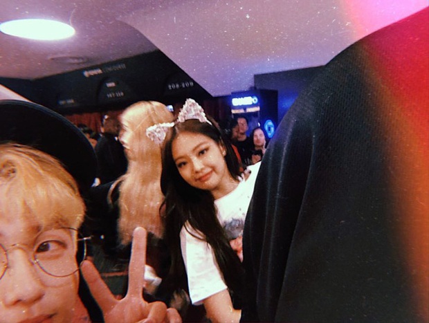 Jennie được fan Việt tóm trọn khoảnh khắc ở sân bay nhưng hành động lạnh lùng làm netizen tranh cãi? - Ảnh 11. Jennie được fan Việt tóm trọn khoảnh khắc ở sân bay nhưng hành động lạnh lùng làm netizen tranh cãi? - Ảnh 11.