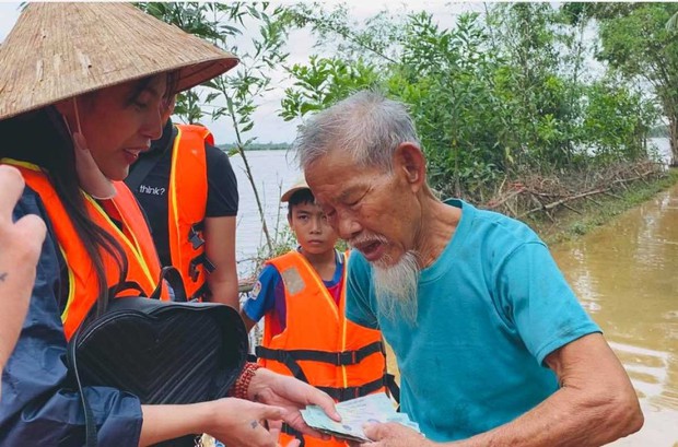 Ca sĩ Thủy Tiên có đang bị cộng đồng mạng quay lưng? Soi điều này là rõ! - Ảnh 1.