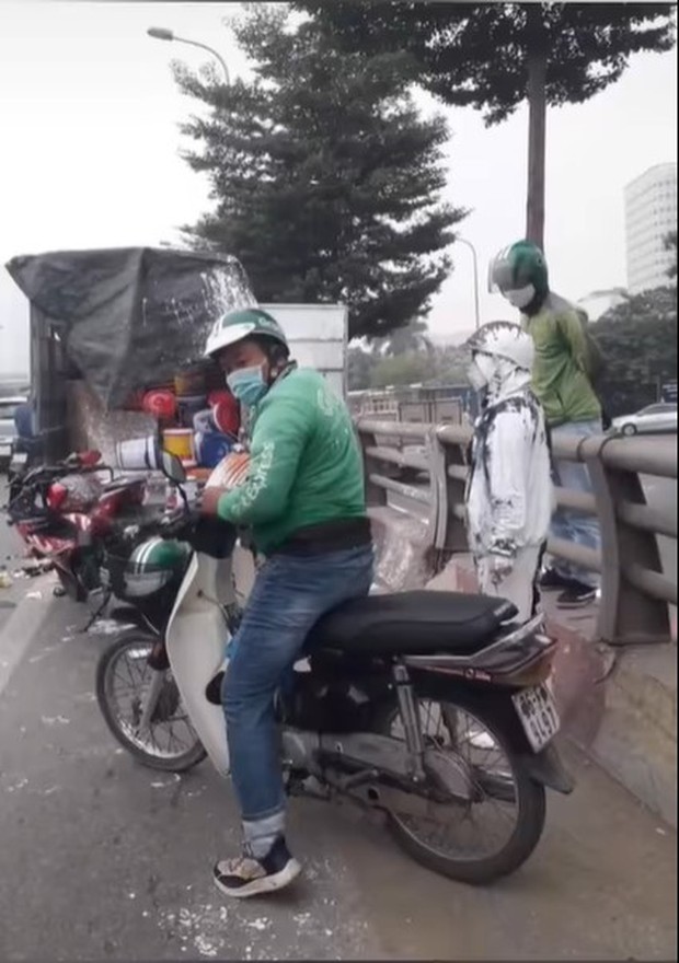 Clip: Thanh niên đi xe máy lạng lách, lao thẳng vào ô tô chở sơn khiến cô gái đi Lead “trắng xóa” từ đầu đến chân - Ảnh 2. Clip: Thanh niên đi xe máy lạng lách, lao thẳng vào ô tô chở sơn khiến cô gái đi Lead “trắng xóa” từ đầu đến chân - Ảnh 2.
