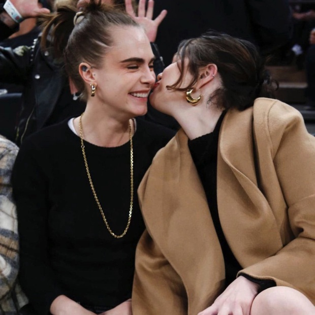 Selena Gomez và Cara Delevingne mặc đồ ton sur ton nhưng hành động thân chảy mật mới chiếm trọn spotlight - Ảnh 3. Selena Gomez và Cara Delevingne mặc đồ ton sur ton nhưng hành động thân chảy mật mới chiếm trọn spotlight - Ảnh 3.