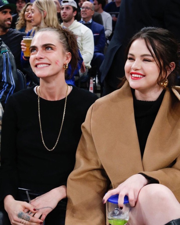 Selena Gomez và Cara Delevingne mặc đồ ton sur ton nhưng hành động thân chảy mật mới chiếm trọn spotlight - Ảnh 2. Selena Gomez và Cara Delevingne mặc đồ ton sur ton nhưng hành động thân chảy mật mới chiếm trọn spotlight - Ảnh 2.