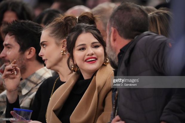 Selena Gomez và Cara Delevingne mặc đồ ton sur ton nhưng hành động thân chảy mật mới chiếm trọn spotlight - Ảnh 4. Selena Gomez và Cara Delevingne mặc đồ ton sur ton nhưng hành động thân chảy mật mới chiếm trọn spotlight - Ảnh 4.