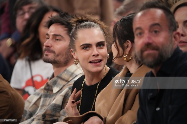 Selena Gomez và Cara Delevingne mặc đồ ton sur ton nhưng hành động thân chảy mật mới chiếm trọn spotlight - Ảnh 6. Selena Gomez và Cara Delevingne mặc đồ ton sur ton nhưng hành động thân chảy mật mới chiếm trọn spotlight - Ảnh 6.