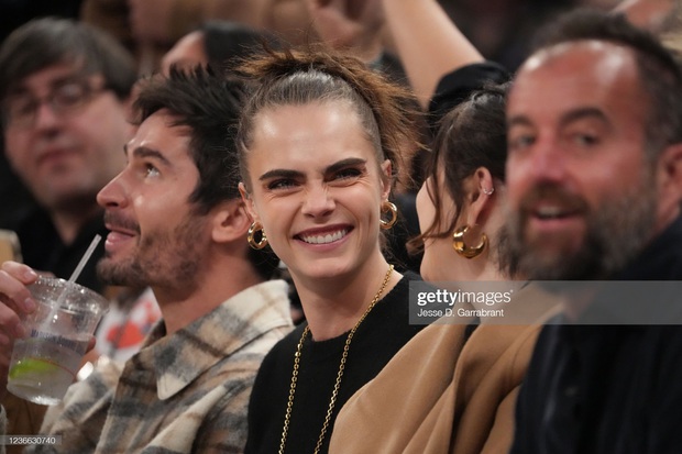 Selena Gomez và Cara Delevingne mặc đồ ton sur ton nhưng hành động thân chảy mật mới chiếm trọn spotlight - Ảnh 7. Selena Gomez và Cara Delevingne mặc đồ ton sur ton nhưng hành động thân chảy mật mới chiếm trọn spotlight - Ảnh 7.