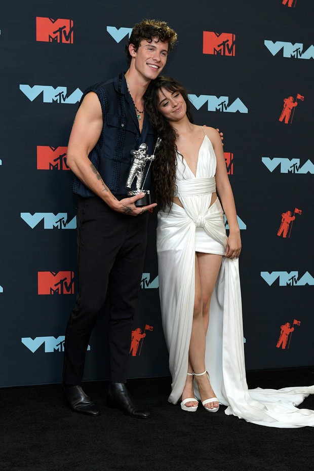 Cùng trải qua bao lần ăn vận bô nhếch, Camila và Shawn Mendes vẫn không đi được tới cuối đường tình... - Ảnh 2. Cùng trải qua bao lần ăn vận bô nhếch, Camila và Shawn Mendes vẫn không đi được tới cuối đường tình... - Ảnh 2.