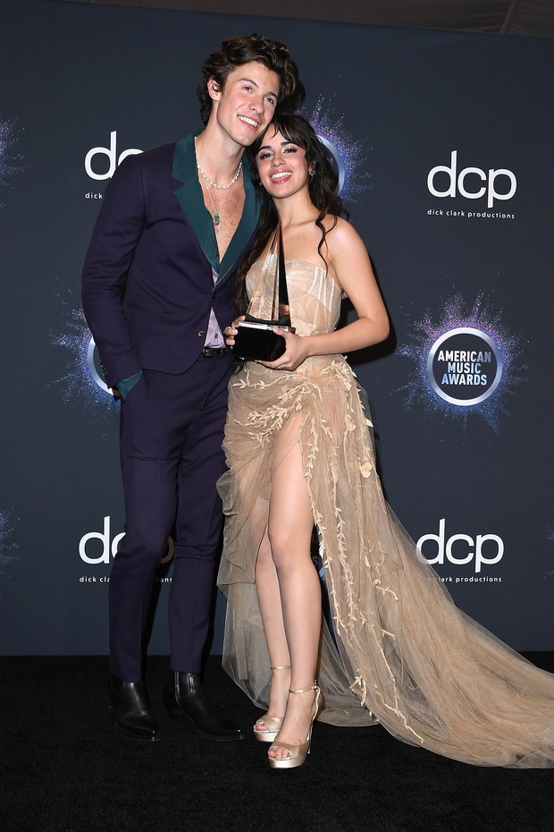 Cùng trải qua bao lần ăn vận bô nhếch, Camila và Shawn Mendes vẫn không đi được tới cuối đường tình... - Ảnh 1. Cùng trải qua bao lần ăn vận bô nhếch, Camila và Shawn Mendes vẫn không đi được tới cuối đường tình... - Ảnh 1.
