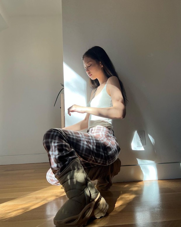 Ơ hay Jennie, đâu ra kiểu mặt mộc, mặc đồ ngủ, đi boots bê tông mà vẫn xinh điên lên thế này? - Ảnh 4. Ơ hay Jennie, đâu ra kiểu mặt mộc, mặc đồ ngủ, đi boots bê tông mà vẫn xinh điên lên thế này? - Ảnh 4.