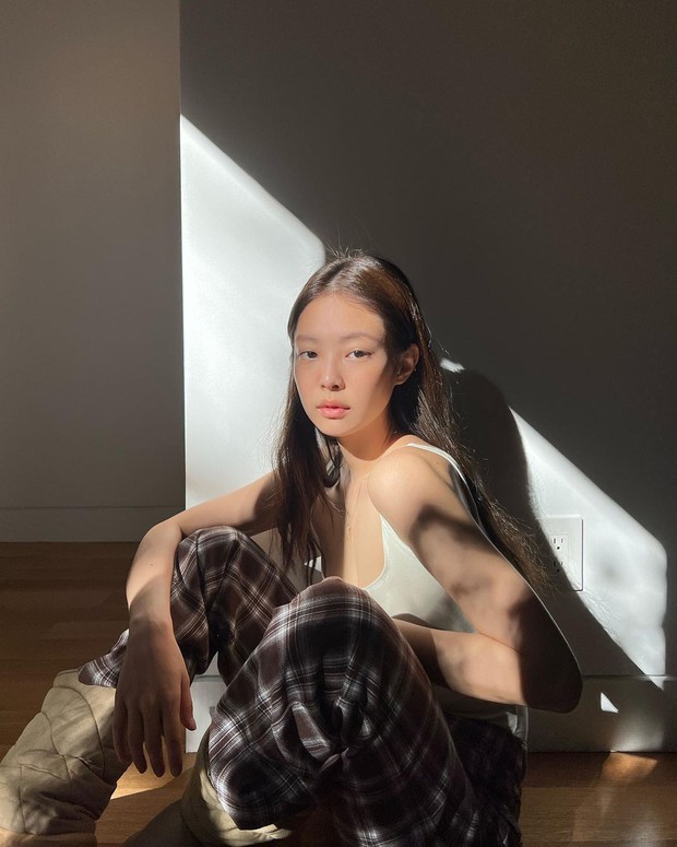 Ơ hay Jennie, đâu ra kiểu mặt mộc, mặc đồ ngủ, đi boots bê tông mà vẫn xinh điên lên thế này? - Ảnh 1. Ơ hay Jennie, đâu ra kiểu mặt mộc, mặc đồ ngủ, đi boots bê tông mà vẫn xinh điên lên thế này? - Ảnh 1.