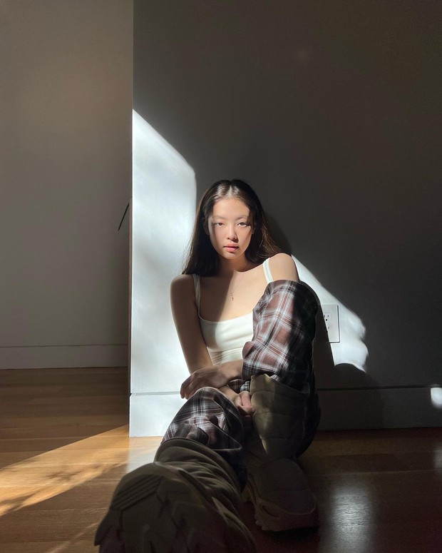 Ơ hay Jennie, đâu ra kiểu mặt mộc, mặc đồ ngủ, đi boots bê tông mà vẫn xinh điên lên thế này? - Ảnh 2. Ơ hay Jennie, đâu ra kiểu mặt mộc, mặc đồ ngủ, đi boots bê tông mà vẫn xinh điên lên thế này? - Ảnh 2.