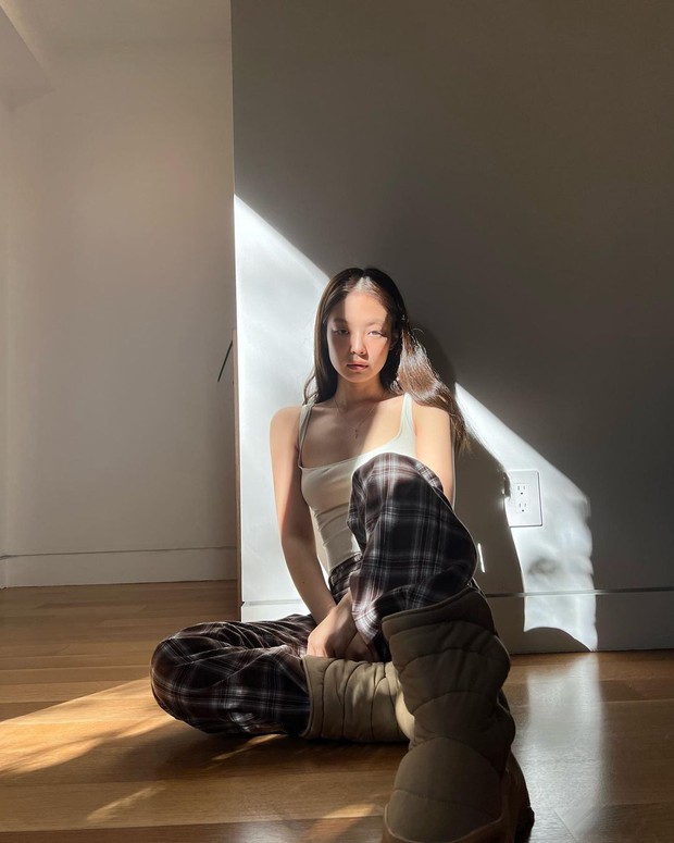 Ơ hay Jennie, đâu ra kiểu mặt mộc, mặc đồ ngủ, đi boots bê tông mà vẫn xinh điên lên thế này? - Ảnh 3. Ơ hay Jennie, đâu ra kiểu mặt mộc, mặc đồ ngủ, đi boots bê tông mà vẫn xinh điên lên thế này? - Ảnh 3.