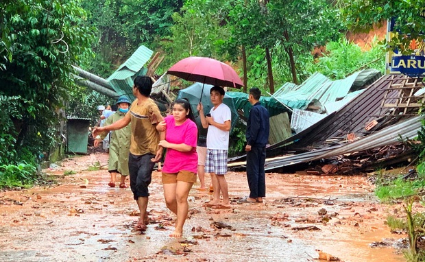 Sạt lở kinh hoàng ở Quảng Nam, quả đồi đè bẹp nhà dân sau tiếng nổ vang trời - Ảnh 3.