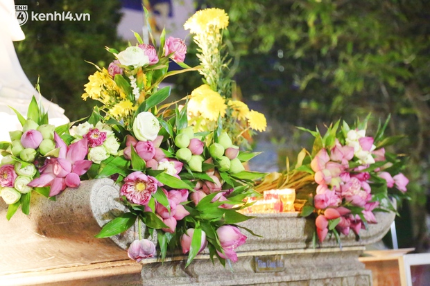 ẢNH: Người dân TP.HCM thắp hoa đăng, chắp tay cầu nguyện cho những nạn nhân đã mất trong đại dịch Covid-19 - Ảnh 10. ẢNH: Người dân TP.HCM thắp hoa đăng, chắp tay cầu nguyện cho những nạn nhân đã mất trong đại dịch Covid-19 - Ảnh 10.