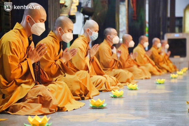 ẢNH: Người dân TP.HCM thắp hoa đăng, chắp tay cầu nguyện cho những nạn nhân đã mất trong đại dịch Covid-19 - Ảnh 1. ẢNH: Người dân TP.HCM thắp hoa đăng, chắp tay cầu nguyện cho những nạn nhân đã mất trong đại dịch Covid-19 - Ảnh 1.