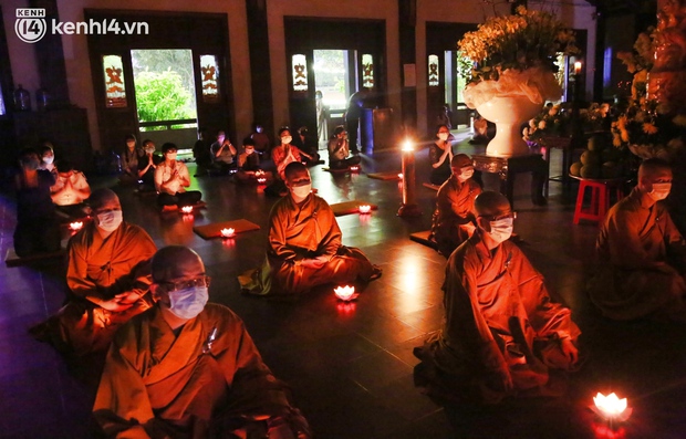 ẢNH: Người dân TP.HCM thắp hoa đăng, chắp tay cầu nguyện cho những nạn nhân đã mất trong đại dịch Covid-19 - Ảnh 3. ẢNH: Người dân TP.HCM thắp hoa đăng, chắp tay cầu nguyện cho những nạn nhân đã mất trong đại dịch Covid-19 - Ảnh 3.