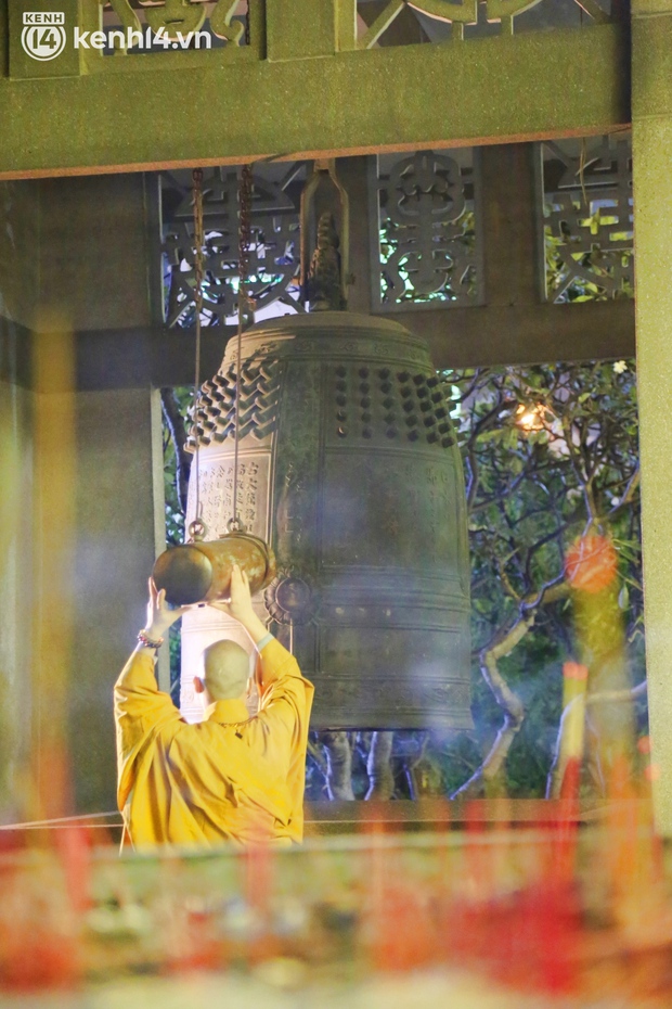 ẢNH: Người dân TP.HCM thắp hoa đăng, chắp tay cầu nguyện cho những nạn nhân đã mất trong đại dịch Covid-19 - Ảnh 5. ẢNH: Người dân TP.HCM thắp hoa đăng, chắp tay cầu nguyện cho những nạn nhân đã mất trong đại dịch Covid-19 - Ảnh 5.