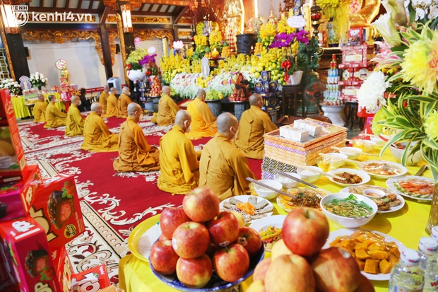 ẢNH: Người dân TP.HCM thắp hoa đăng, chắp tay cầu nguyện cho những nạn nhân đã mất trong đại dịch Covid-19 - Ảnh 8. ẢNH: Người dân TP.HCM thắp hoa đăng, chắp tay cầu nguyện cho những nạn nhân đã mất trong đại dịch Covid-19 - Ảnh 8.