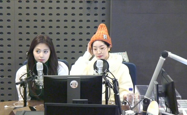 Dahyun (TWICE) bị Knet chê thái độ trên radio show, còn đào lại hành động mắc bệnh sao gây tranh cãi tại sân bay - Ảnh 1.