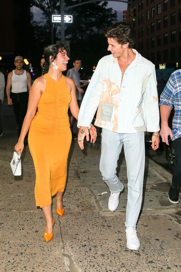 Cùng trải qua bao lần ăn vận bô nhếch, Camila và Shawn Mendes vẫn không đi được tới cuối đường tình... - Ảnh 3. Cùng trải qua bao lần ăn vận bô nhếch, Camila và Shawn Mendes vẫn không đi được tới cuối đường tình... - Ảnh 3.