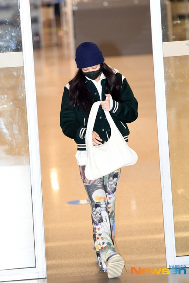 Lý do Jennie (BLACKPINK) không vui ở sân bay: Đèn flash chớp liên tục, cúi gằm mặt suốt cả chặng đường - Ảnh 9. Lý do Jennie (BLACKPINK) không vui ở sân bay: Đèn flash chớp liên tục, cúi gằm mặt suốt cả chặng đường - Ảnh 9.