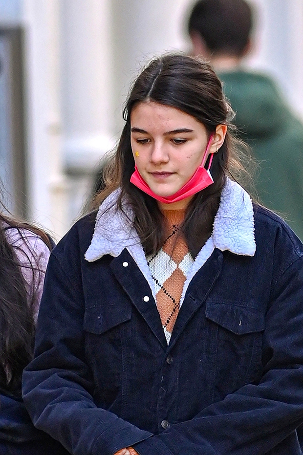 Suri Cruise lộ diện lần đầu sau tin đồn đoàn tụ với bố, náo loạn cả phố vì visual xinh xắn át cả loạt khuyết điểm dậy thì - Ảnh 3. Suri Cruise lộ diện lần đầu sau tin đồn đoàn tụ với bố, náo loạn cả phố vì visual xinh xắn át cả loạt khuyết điểm dậy thì - Ảnh 3.