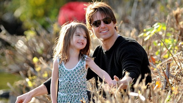 Suri Cruise lộ diện lần đầu sau tin đồn đoàn tụ với bố, náo loạn cả phố vì visual xinh xắn át cả loạt khuyết điểm dậy thì - Ảnh 8. Suri Cruise lộ diện lần đầu sau tin đồn đoàn tụ với bố, náo loạn cả phố vì visual xinh xắn át cả loạt khuyết điểm dậy thì - Ảnh 8.