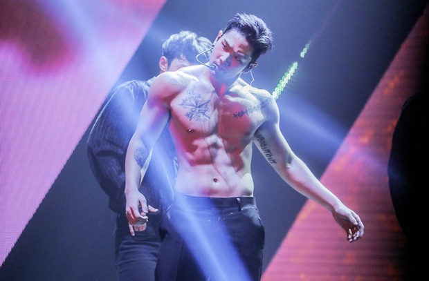 Sao Kpop lột áo khoe body: Jungkook (BTS) quá hiền, Hyuna mặc nội y táo bạo cũng không hot bằng idol nam này - Ảnh 14.