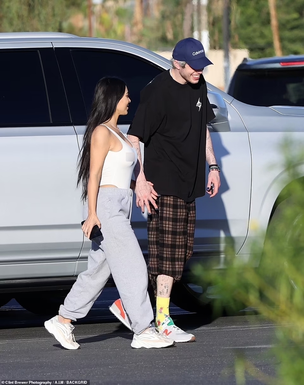 Kim Kardashian chính thức hẹn hò tình trẻ kém 13 tuổi sau 8 tháng đệ đơn ly hôn, bị “tóm sống” ảnh trên đường - Ảnh 2.