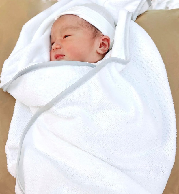 Bảo Thy lần đầu tiên khoe ảnh bụng bầu lớn rõ ở tuần thứ 35, nhân vật phó nháy quyền lực gây chú ý - Ảnh 3. Bảo Thy lần đầu tiên khoe ảnh bụng bầu lớn rõ ở tuần thứ 35, nhân vật phó nháy quyền lực gây chú ý - Ảnh 3.
