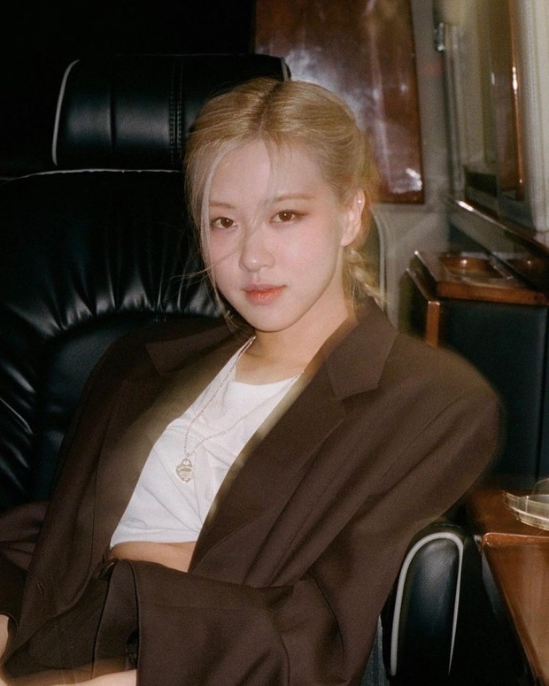 Jennie - Rosé (BLACKPINK) về đến Hàn mới xả ảnh ở Mỹ: Cùng đọ vòng 1 mà bên khiêm tốn, bên lại căng tràn sexy ngộp thở - Ảnh 2.