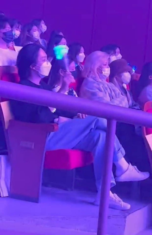 Tóm gọn Jennie vừa về Hàn đã cùng cô bạn nhà TWICE đi quẩy concert của Mino (WINNER), nhưng trai đẹp nào ngồi cạnh thế kia? - Ảnh 11.