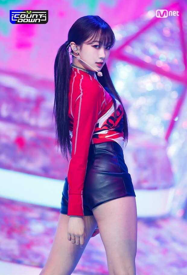 Có 1 girlgroup Kpop khiến netizen sốc nặng vì quá gầy, mặc vừa trang phục cỡ... trẻ em lên sân khấu - Ảnh 8. Có 1 girlgroup Kpop khiến netizen sốc nặng vì quá gầy, mặc vừa trang phục cỡ... trẻ em lên sân khấu - Ảnh 8.