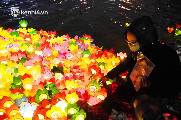 Con gái ôm di ảnh cha thả hoa đăng trong lễ tưởng niệm ở Hà Nội: Thương cho tất cả nạn nhân đã ra đi vì Covid-19 - Ảnh 1.