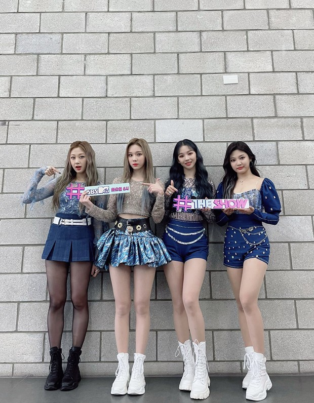 Có 1 girlgroup Kpop khiến netizen sốc nặng vì quá gầy, mặc vừa trang phục cỡ... trẻ em lên sân khấu - Ảnh 10. Có 1 girlgroup Kpop khiến netizen sốc nặng vì quá gầy, mặc vừa trang phục cỡ... trẻ em lên sân khấu - Ảnh 10.
