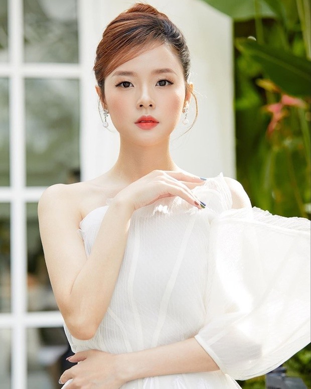Midu gây sốc khi cầm cả tá quyển sổ đỏ trên tay, đặc biệt ghi điểm vì 1 hành động - Ảnh 8. Midu gây sốc khi cầm cả tá quyển sổ đỏ trên tay, đặc biệt ghi điểm vì 1 hành động - Ảnh 8.