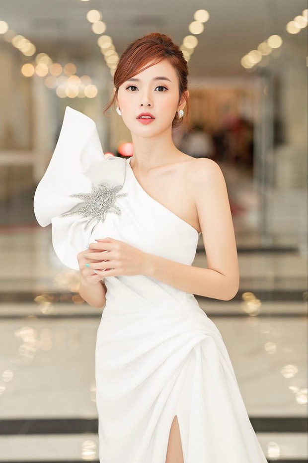 Midu gây sốc khi cầm cả tá quyển sổ đỏ trên tay, đặc biệt ghi điểm vì 1 hành động - Ảnh 9. Midu gây sốc khi cầm cả tá quyển sổ đỏ trên tay, đặc biệt ghi điểm vì 1 hành động - Ảnh 9.