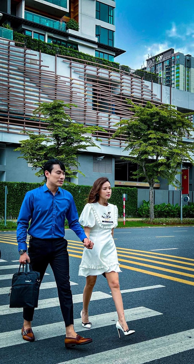 Midu tự khui ảnh tình tứ bên chàng trai giấu mặt, danh tính nam chính được netizen tìm ra trong 1 nốt nhạc - Ảnh 4. Midu tự khui ảnh tình tứ bên chàng trai giấu mặt, danh tính nam chính được netizen tìm ra trong 1 nốt nhạc - Ảnh 4.