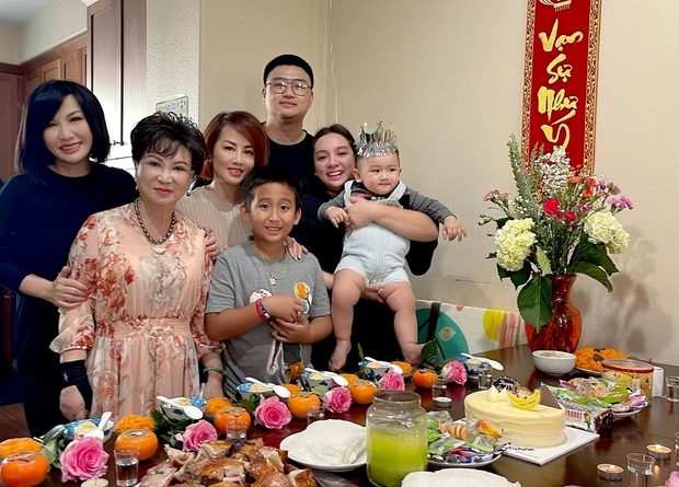 Cận mặt con trai thứ 2 của Wendy Phạm tại tiệc thôi nôi, 1 điểm gây bất ngờ vì giống hệt cố ca sĩ Phi Nhung - Ảnh 2. Cận mặt con trai thứ 2 của Wendy Phạm tại tiệc thôi nôi, 1 điểm gây bất ngờ vì giống hệt cố ca sĩ Phi Nhung - Ảnh 2.