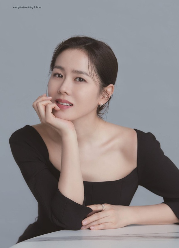 Son Ye Jin lần đầu lộ diện với tạo hình bác sĩ, còn được trai đẹp đưa rước tận cửa ở hậu trường phim mới?