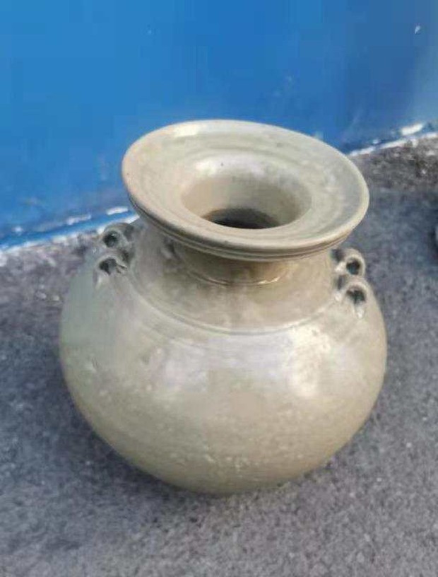 Người đàn ông đào được chiếc bình sứ cổ, ngay khi cảnh sát đến liền bị giải về đồn vì một câu nói - Ảnh 1. Người đàn ông đào được chiếc bình sứ cổ, ngay khi cảnh sát đến liền bị giải về đồn vì một câu nói - Ảnh 1.
