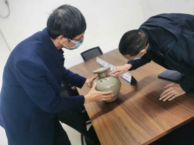 Người đàn ông đào được chiếc bình sứ cổ, ngay khi cảnh sát đến liền bị giải về đồn vì một câu nói - Ảnh 2. Người đàn ông đào được chiếc bình sứ cổ, ngay khi cảnh sát đến liền bị giải về đồn vì một câu nói - Ảnh 2.
