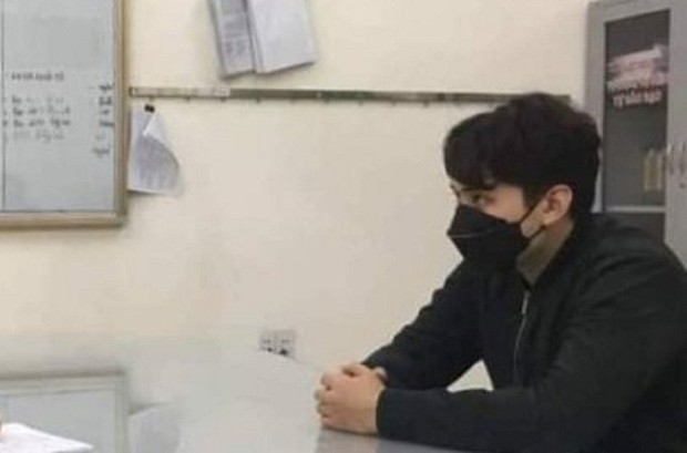 Xế hộp tông, hất văng cảnh sát cơ động ngã tại chốt kiểm soát rồi bỏ chạy - Ảnh 2. Xế hộp tông, hất văng cảnh sát cơ động ngã tại chốt kiểm soát rồi bỏ chạy - Ảnh 2.