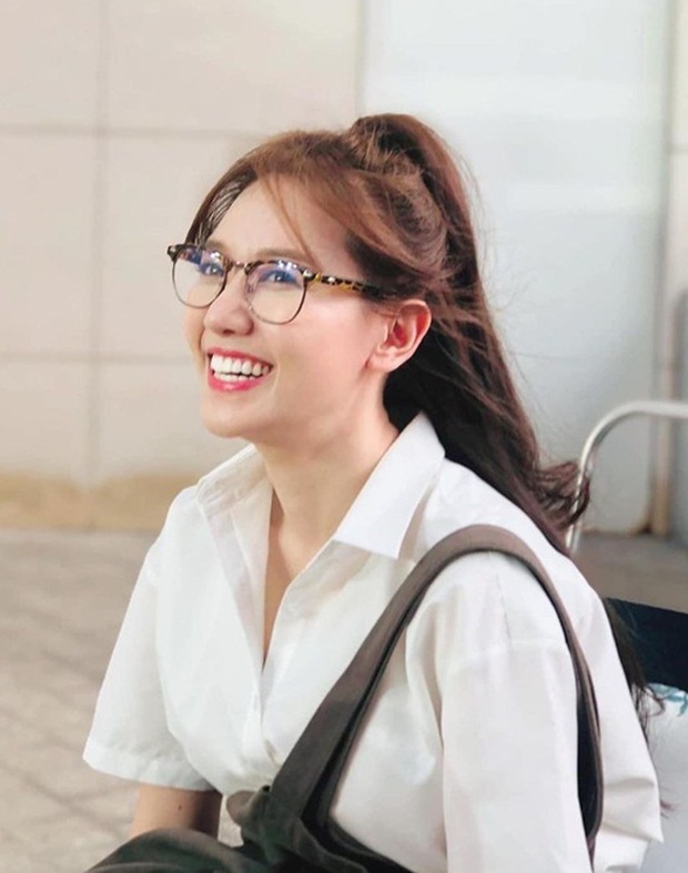 Netizen tá hoả phát hiện 1 điều trong clip Hari Won nhảy nhót mừng Giáng Sinh? - Ảnh 6. Netizen tá hoả phát hiện 1 điều trong clip Hari Won nhảy nhót mừng Giáng Sinh? - Ảnh 6.