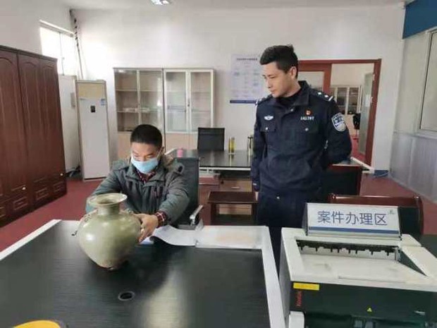 Người đàn ông đào được chiếc bình sứ cổ, ngay khi cảnh sát đến liền bị giải về đồn vì một câu nói - Ảnh 3. Người đàn ông đào được chiếc bình sứ cổ, ngay khi cảnh sát đến liền bị giải về đồn vì một câu nói - Ảnh 3.