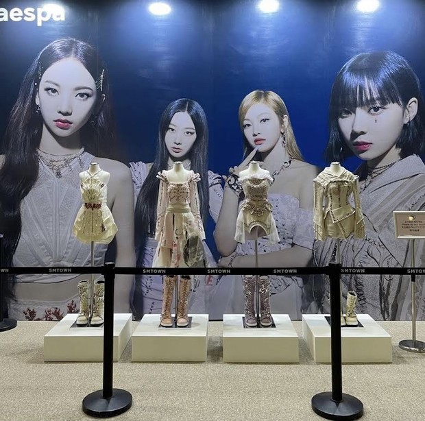 Có 1 girlgroup Kpop khiến netizen sốc nặng vì quá gầy, mặc vừa trang phục cỡ... trẻ em lên sân khấu - Ảnh 3. Có 1 girlgroup Kpop khiến netizen sốc nặng vì quá gầy, mặc vừa trang phục cỡ... trẻ em lên sân khấu - Ảnh 3.